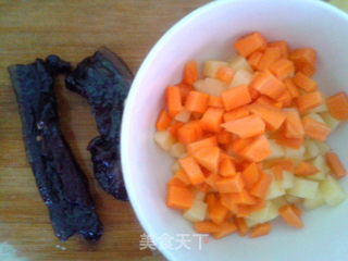 夏季懒人饭菜——腊肉土豆焖饭的做法步骤：1