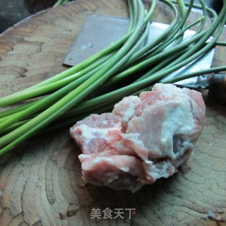 蒜苗丁炒肉的做法步骤：1