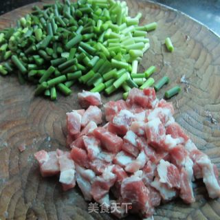 蒜苗丁炒肉的做法步骤：2