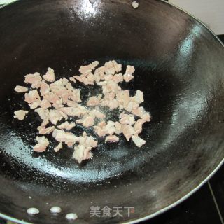 猪肉油豆腐炒黄瓜的做法步骤：3