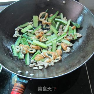 猪肉油豆腐炒黄瓜的做法步骤：5