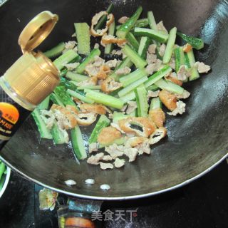 猪肉油豆腐炒黄瓜的做法步骤：6