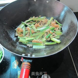猪肉油豆腐炒黄瓜的做法步骤：7