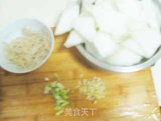 【冬瓜小银鱼】美味冬瓜的做法步骤：2