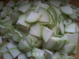 蒜香虾皮西葫芦的做法步骤：1