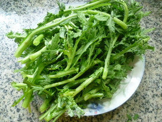 清炒茼蒿的做法步骤：1