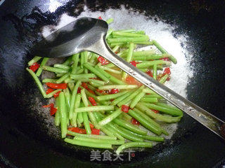 剁椒炒蒿子秆的做法步骤：4