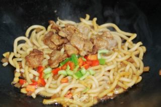 黑椒猪肉炒乌冬面的做法步骤：10