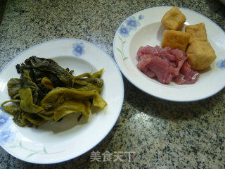 油豆腐里脊肉炒酸菜的做法步骤：1