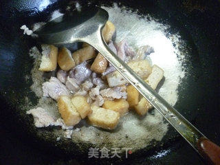 油豆腐里脊肉炒酸菜的做法步骤：6