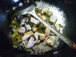 油豆腐里脊肉炒酸菜的做法步骤：7
