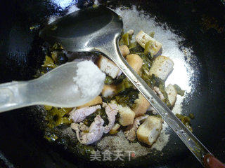 油豆腐里脊肉炒酸菜的做法步骤：8