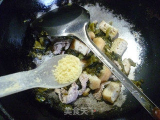 油豆腐里脊肉炒酸菜的做法步骤：9