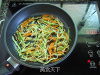 【鲜蔬奶酪鸡蛋饼】--- 营养又美味的独特风味的做法步骤：5