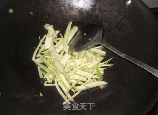 农家菜  酸笋炒大肠的做法步骤：3