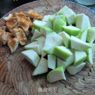 油豆腐煮丝瓜的做法步骤：2
