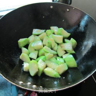 油豆腐煮丝瓜的做法步骤：5