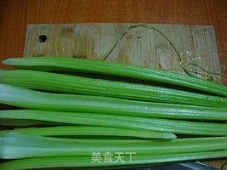 爽口小凉菜------【凉拌花生西芹】的做法步骤：2