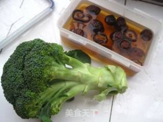 香菇西兰花的做法步骤：1