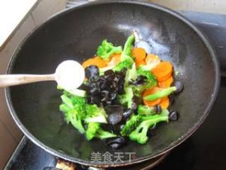 西兰花烩胡萝卜的做法步骤：8