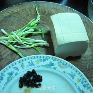 葱头嫩豆腐的做法步骤：1