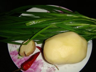 韭菜土豆丝的做法步骤：1