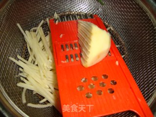韭菜土豆丝的做法步骤：2