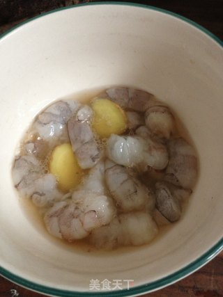 番茄什锦鲜虾饭的做法步骤：2