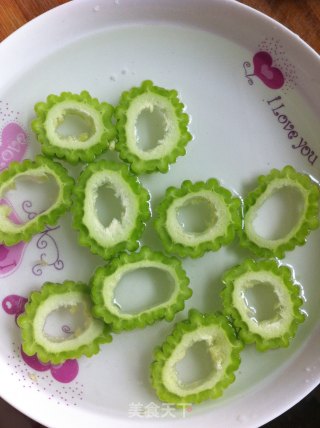 【蚝油豆腐苦瓜盅】的做法步骤：2