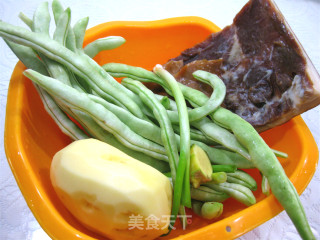 腊肉炖土豆芸豆的做法步骤：1