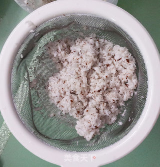 香浓椰肉椰汁炖乳鸽的做法步骤：2