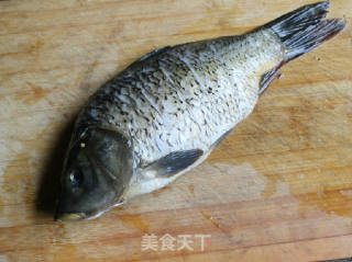 家常烧鲤鱼的做法步骤：1