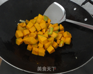排骨焖南瓜的做法步骤：4