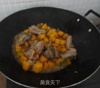 排骨焖南瓜的做法步骤：5