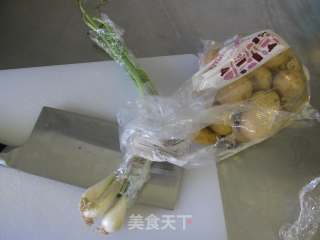 【黑椒小土豆】简易烤箱菜的做法步骤：1