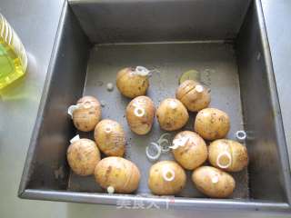 【黑椒小土豆】简易烤箱菜的做法步骤：8