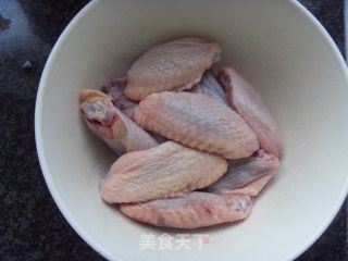 可乐鸡翅的做法步骤：1