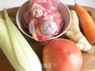 番茄玉米筒骨汤的做法步骤：1