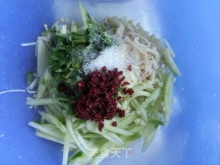金针菇拌黄瓜的做法步骤：3