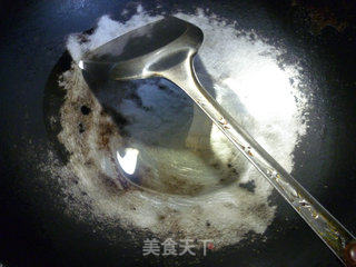 玉米片炒花生米的做法步骤：2