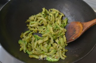 【干煸苦瓜】的做法步骤：3