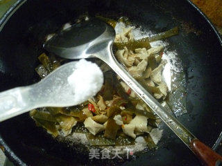 面筋炒海带的做法步骤：8