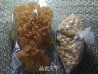 清凉佳品~~软糯银耳莲子羹的做法步骤：1