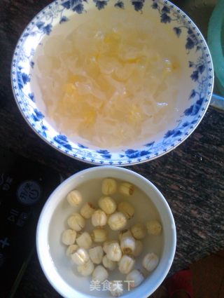 清凉佳品~~软糯银耳莲子羹的做法步骤：2