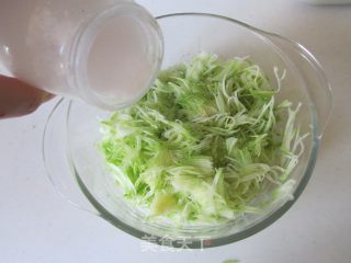 西葫芦肉馅锅贴的做法步骤：4