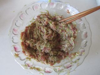 西葫芦肉馅锅贴的做法步骤：6