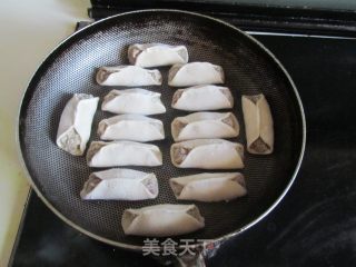 西葫芦肉馅锅贴的做法步骤：10