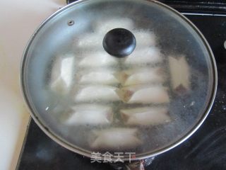 西葫芦肉馅锅贴的做法步骤：12
