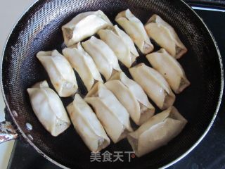 西葫芦肉馅锅贴的做法步骤：13