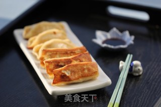 西葫芦肉馅锅贴的做法步骤：14